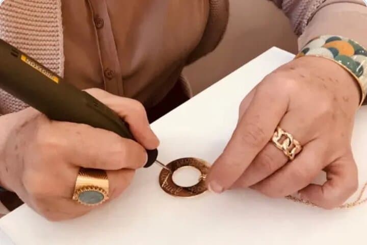 Workshop for creating personalized jewelry in Paris