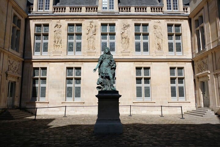 Food Tour in Le Marais with Historic Market & Artisan Tastings