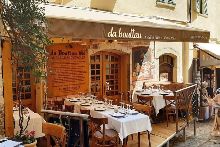 Cannes Self-Guided City Walking Tour & Scavenger Hunt