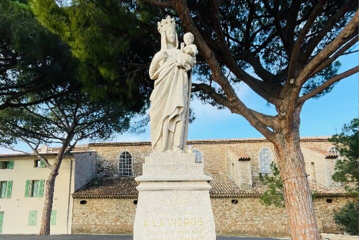 Cannes Self-Guided City Walking Tour & Scavenger Hunt