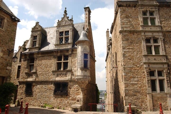Private Chauffeur Normandy to Amboise With Stop in Le Mans