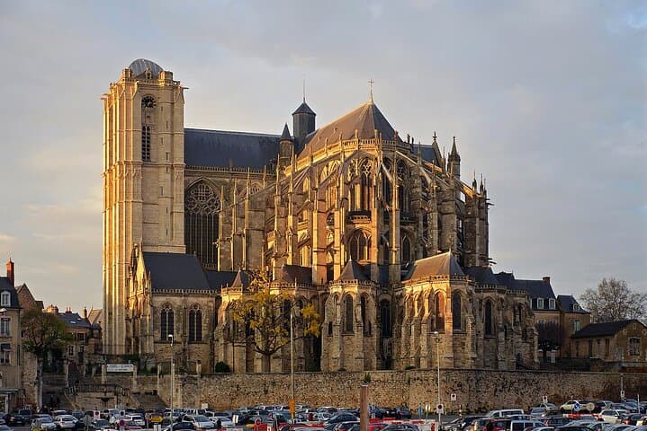 Private Chauffeur Normandy to Amboise With Stop in Le Mans