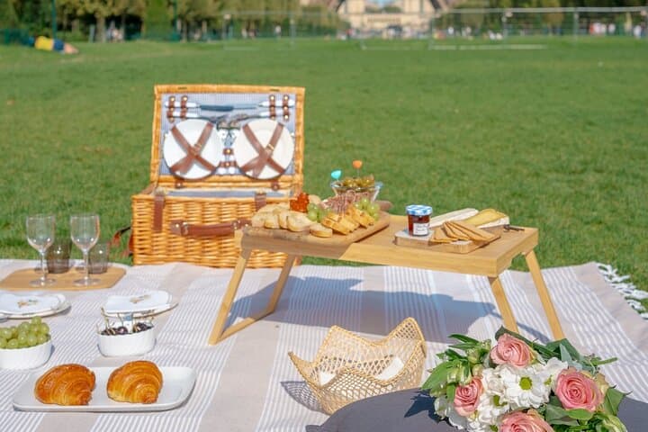 Paris Picnic experience in front of the Eiffel Tower