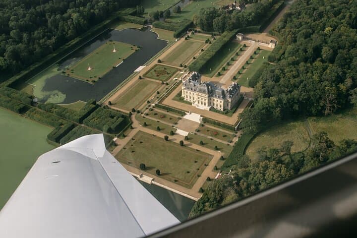 Fly around Paris with a local pilot