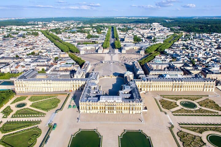 Fly around Paris with a local pilot