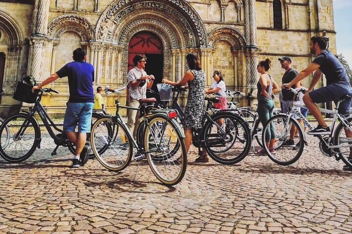 The Best of Bordeaux: E-Bike Tour with Pétanque & Appetizers
