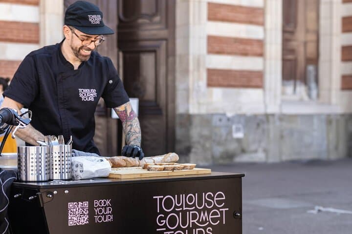 Chef Alejandro cooking on his cargo bike at Place du Capitol.