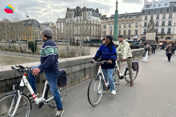 Paris City Highlights Private Guided Bike Tour with Photo Stops