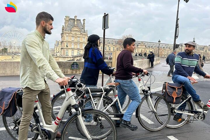 Paris City Highlights Private Guided Bike Tour with Photo Stops