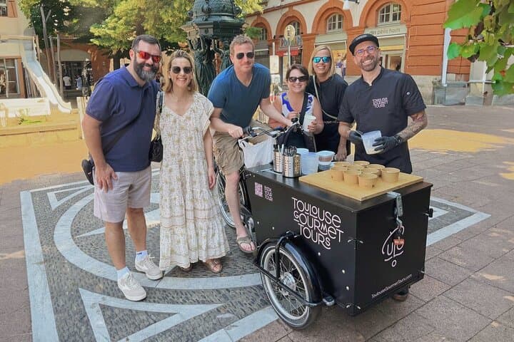 Chef Alejandro and a group around our cargo bike at Place Saint-Georges.
