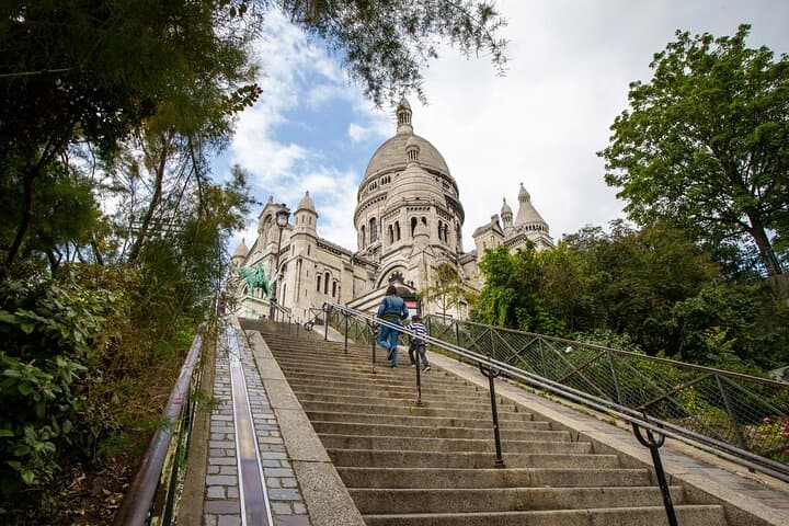 Montmartre: Private Guided Tour of Paris' Artistic Heart