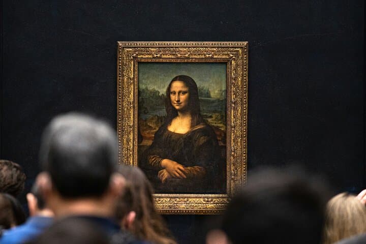 Paris: Night at the Louvre 6-people Max Guided Experience