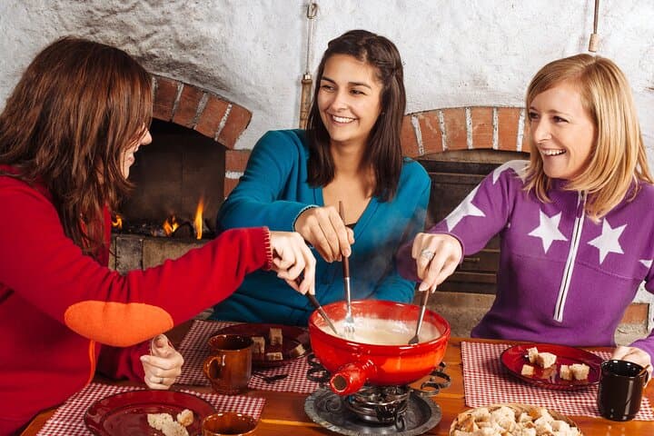 Trappers' evening with snowshoes and restaurant in Chamonix