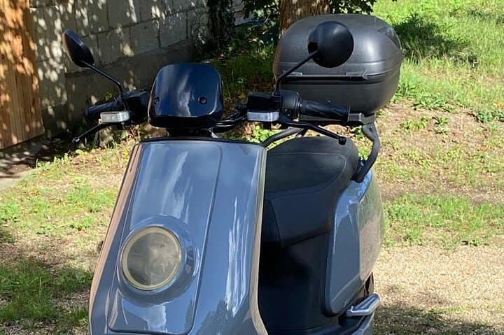Tour betting by electric scooter