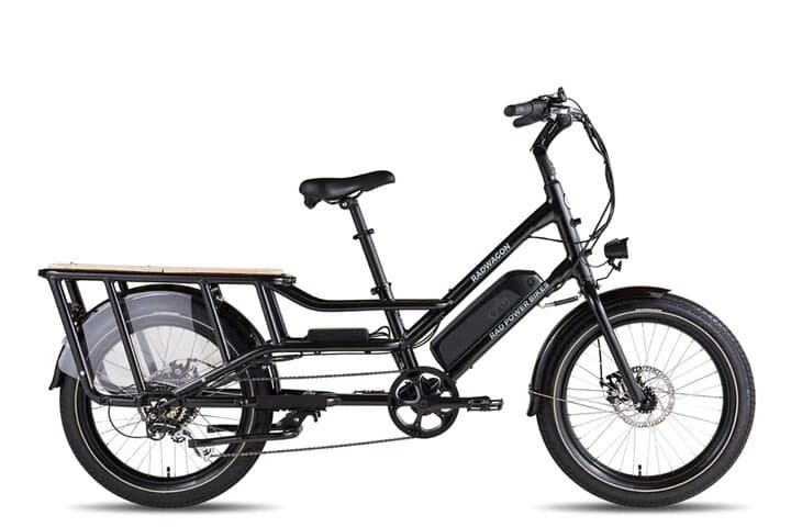 The longtail cargo bike is equipped with safety bars at the rear to be able to transport a person.