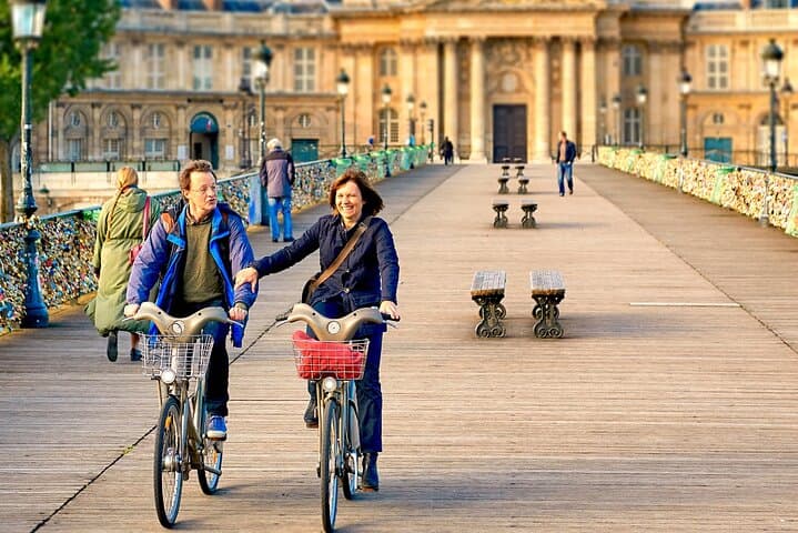 Paris: Bike tour Highlights in Paris SEMI PRIVATE
