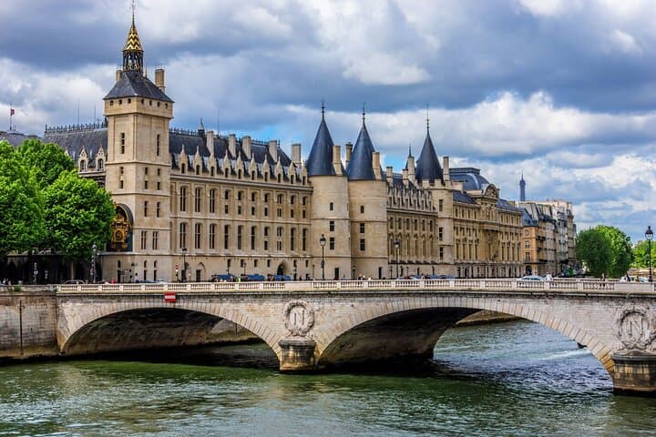 Paris Private Historic Walk: Notre-Dame to Luxembourg Gardens