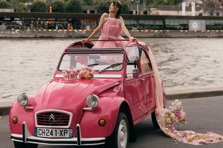 1h30 Private Guided Tour in a Pink Citroën 2CV