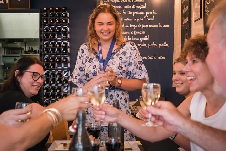 Meet new people and cheer for life around the table with wine and cheese !
