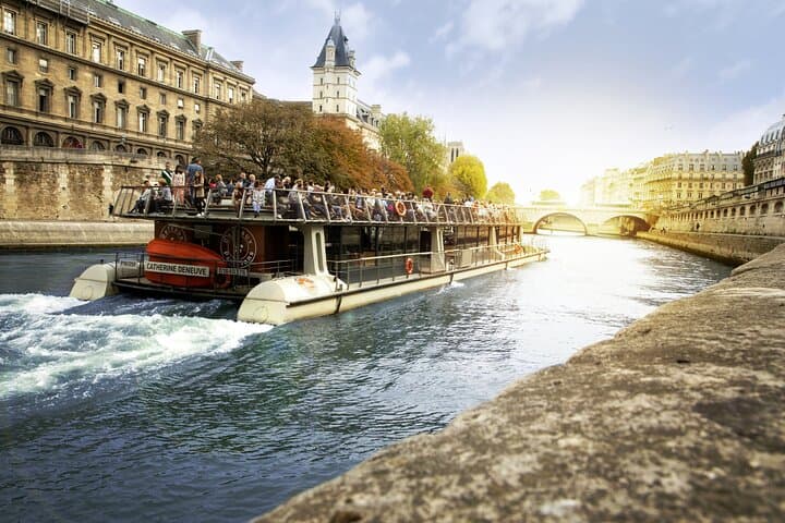 Seine River Sightseeing Cruise and Lunch at Le Bistro Parisien