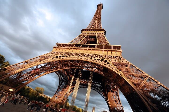 Paris to D-Day Beach Guided Tour with Airport Transfer