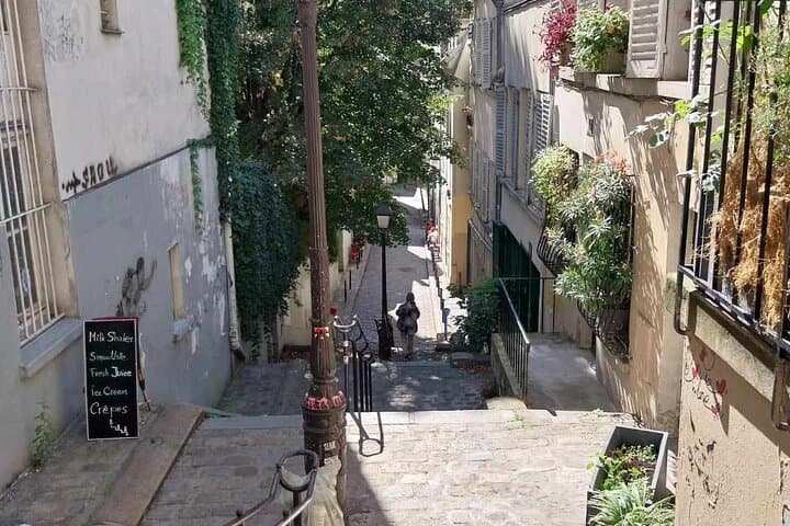 Essential Montmartre Private Walking Tour