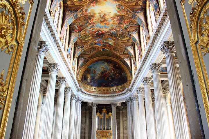 Marvel at the lavishly decorated rooms, each telling a story of kings and queens.