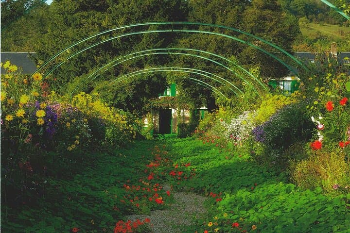 Private car- Giverny Monet and Impressionists Tour with Lunch