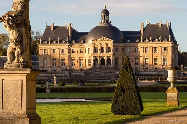 Chateau of Fontainebleau and Vaux le Vicomte 9-Hour Private Tour