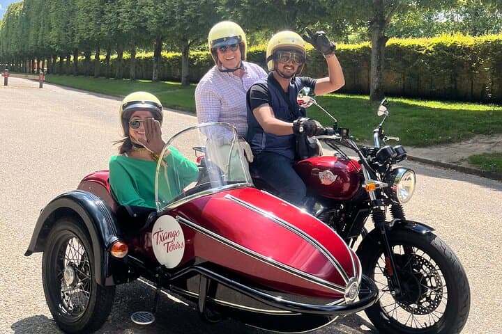 A couple zip by the gardens of Versailles!