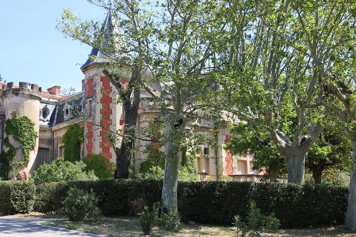 Two intensive days visiting the most famous vineyards of the Châteauneuf-du-Pape & Rhône valley appellation with lunch at two local restaurants with wine paring.