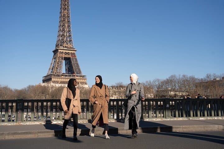 Romantic Eiffel Tower Couple Photoshoot