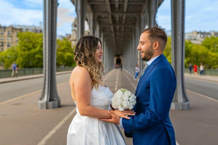Photoshoot at Bir-Hakeim View: Iconic Parisian Perspectives
