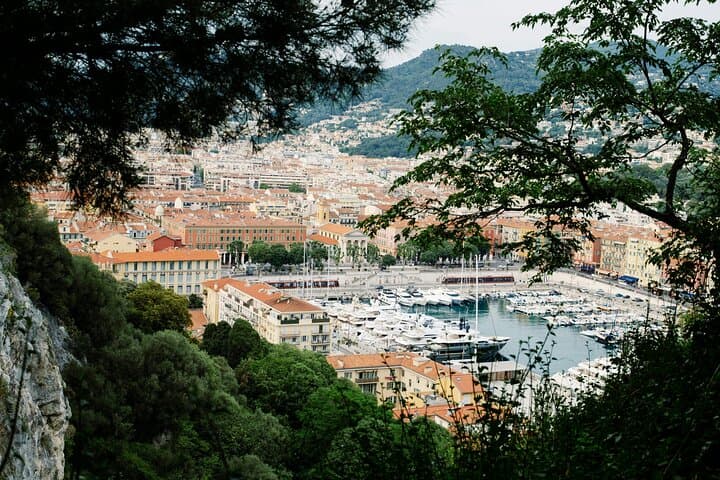 Photoshoot at Promenade des Anglais Capturing Coastal Elegance
