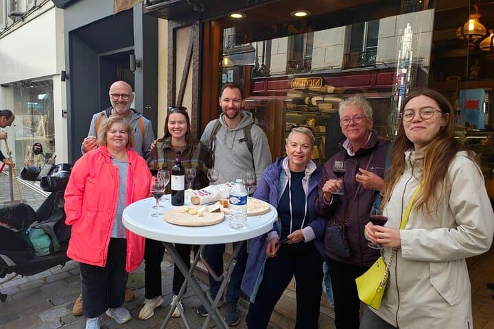 Paris : Private electric bike tour with wine and cheese tasting
