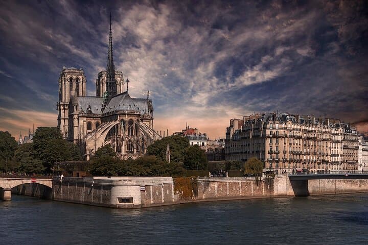 Notre Dame Guided Tour with Scheduled Group Access Option