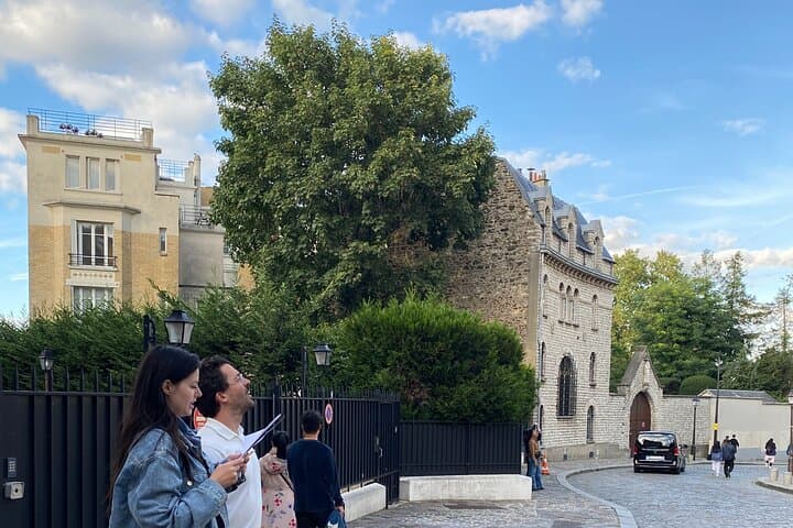Fun Tour in the Heart of Montmartre: Escape Game /Guided Tour