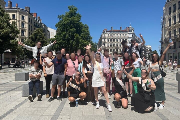 Challenges between girlfriends bride-to-be in Lyon