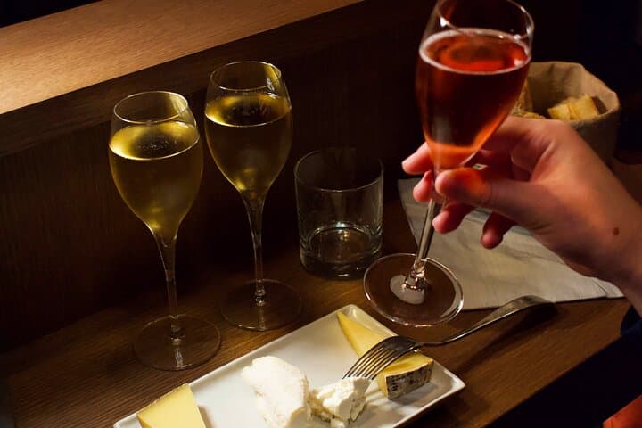 Paris 3 Champagnes and 3 Cheeses Tasting in a Royal Cellar
