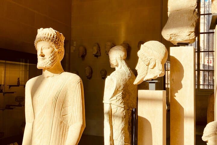 Louvre Art and Mysteries: Guided Tour in Spanish for 6-people Max