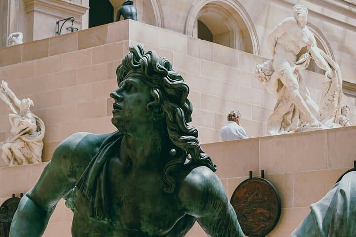 Louvre Art and Mysteries: Guided Tour in Spanish for 6-people Max