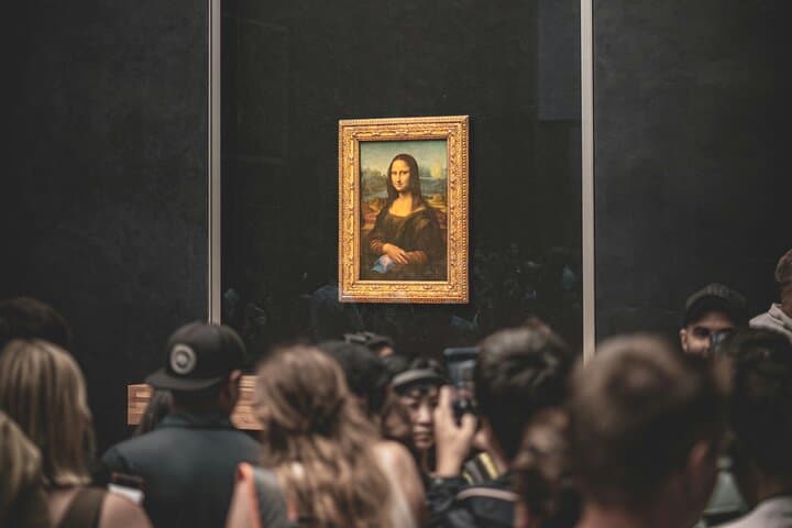 Louvre Art and Mysteries: Guided Tour in Spanish for 6-people Max