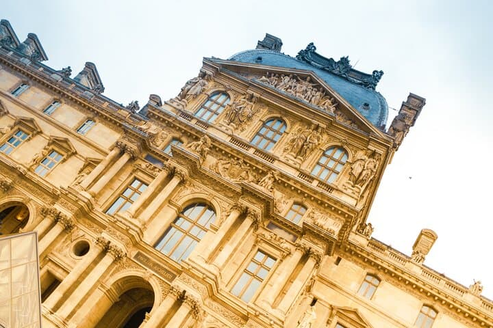 Louvre Art and Mysteries: Guided Tour in Spanish for 6-people Max