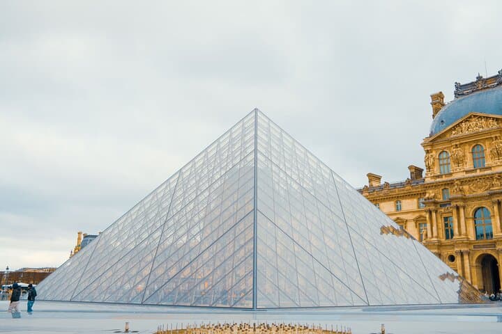 Louvre Art and Mysteries: Guided Tour in Spanish for 6-people Max