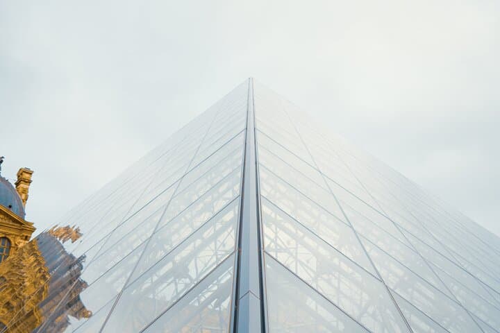Louvre Art and Mysteries: Guided Tour in Spanish for 6-people Max