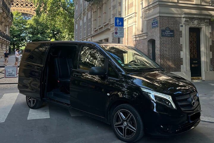 Transfer at the foot of the Eiffel Tower