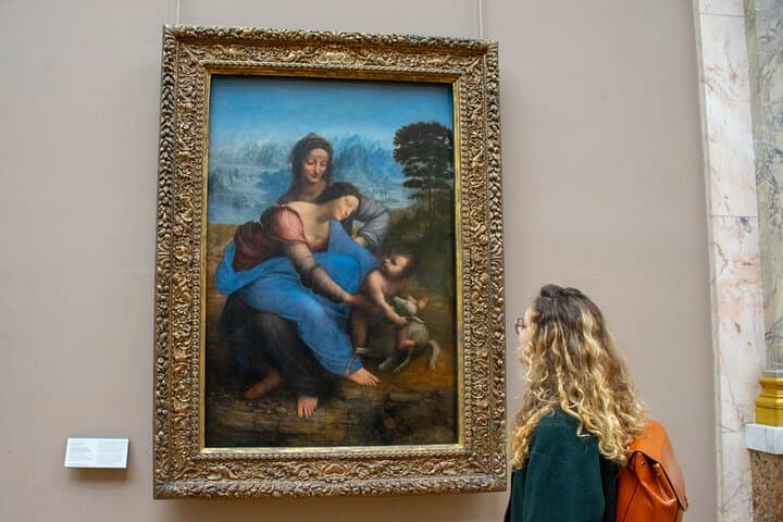 Woman looking at a Da Vinci painting