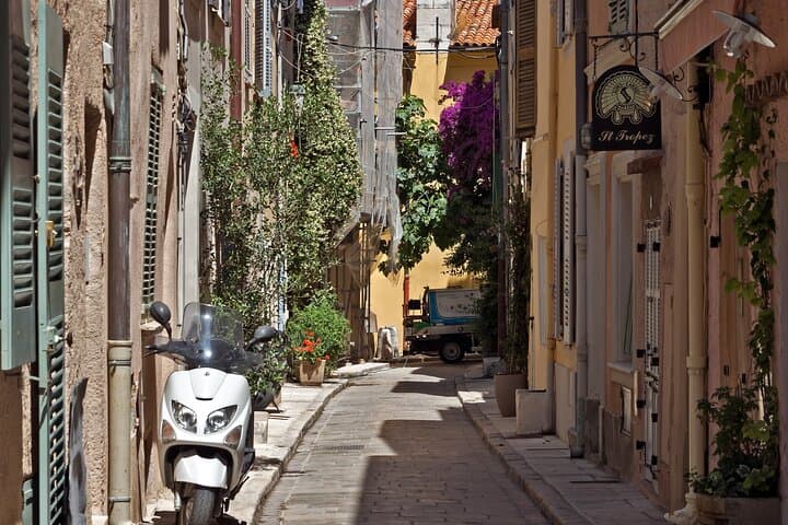 Explore Saint-Tropez in 60 minutes with a Local