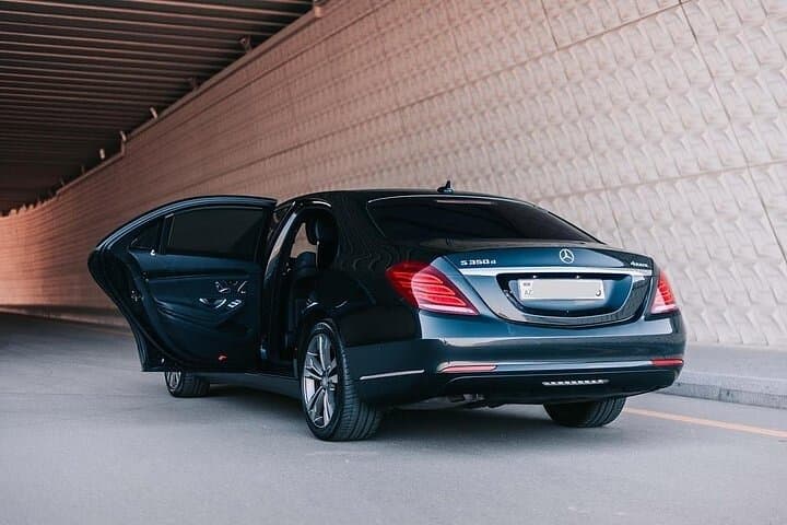 Private Luxury Car Arrival from Paris Airport Airport to Paris