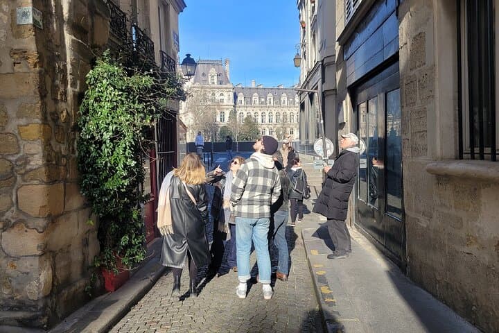Paris Notre-Dame Cathedral Inside Guided Tour plus Neighborhood